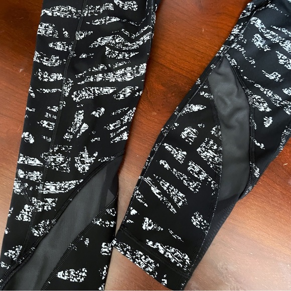 Lululemon Cropped Leggings Size 4 Black White Print 21.5” Inseam Athleisure - Picture 9 of 10
